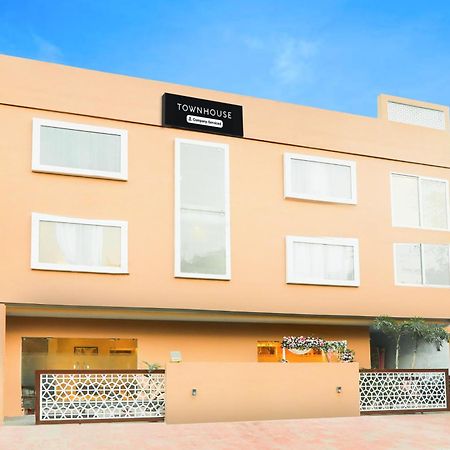 Super Townhouse Viraj Khand Formerly Veridian Inn Chinhat Esterno foto