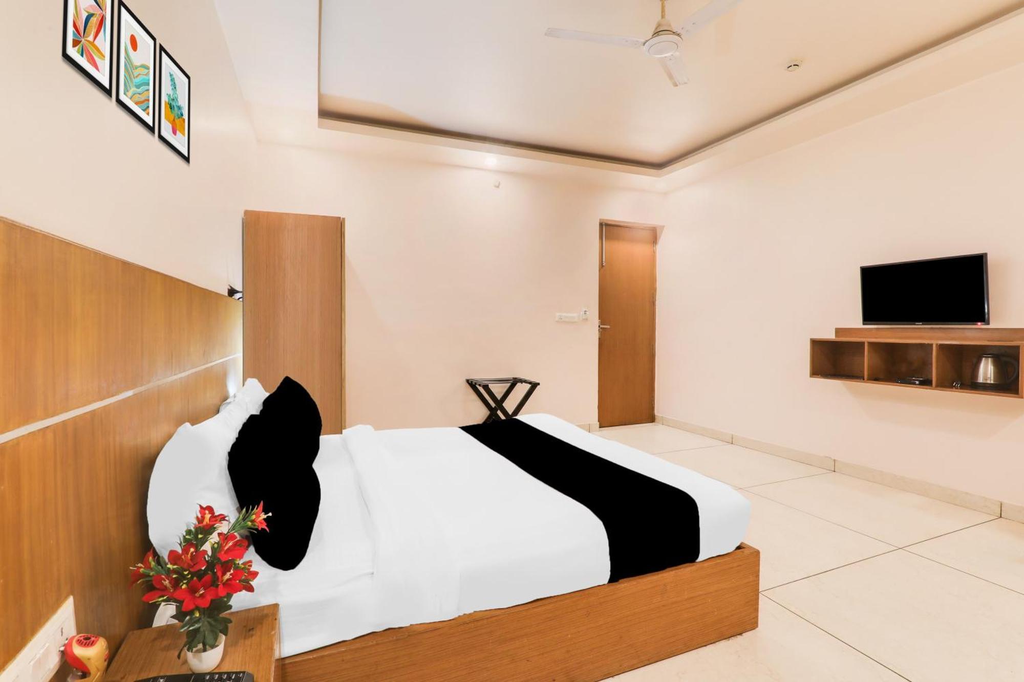 Super Townhouse Viraj Khand Formerly Veridian Inn Chinhat Esterno foto