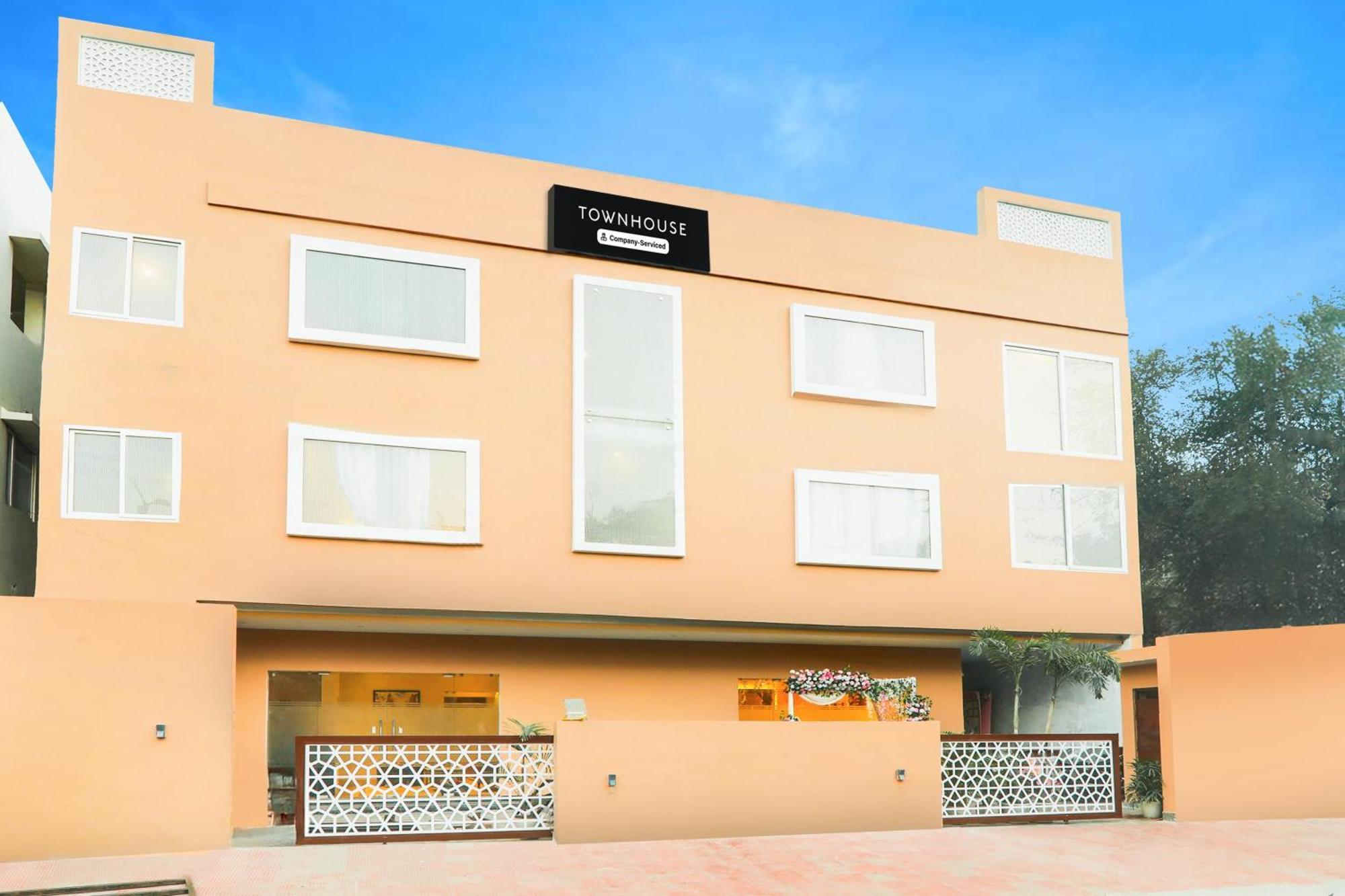 Super Townhouse Viraj Khand Formerly Veridian Inn Chinhat Esterno foto