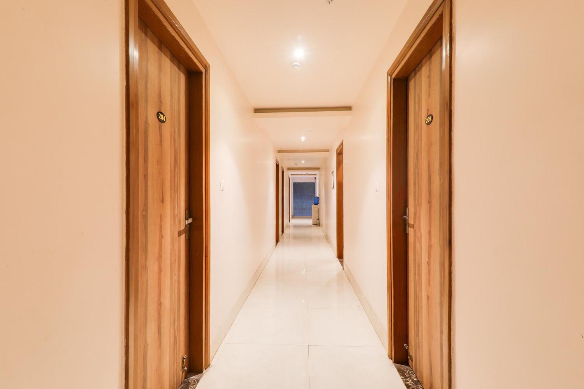 Super Townhouse Viraj Khand Formerly Veridian Inn Chinhat Esterno foto