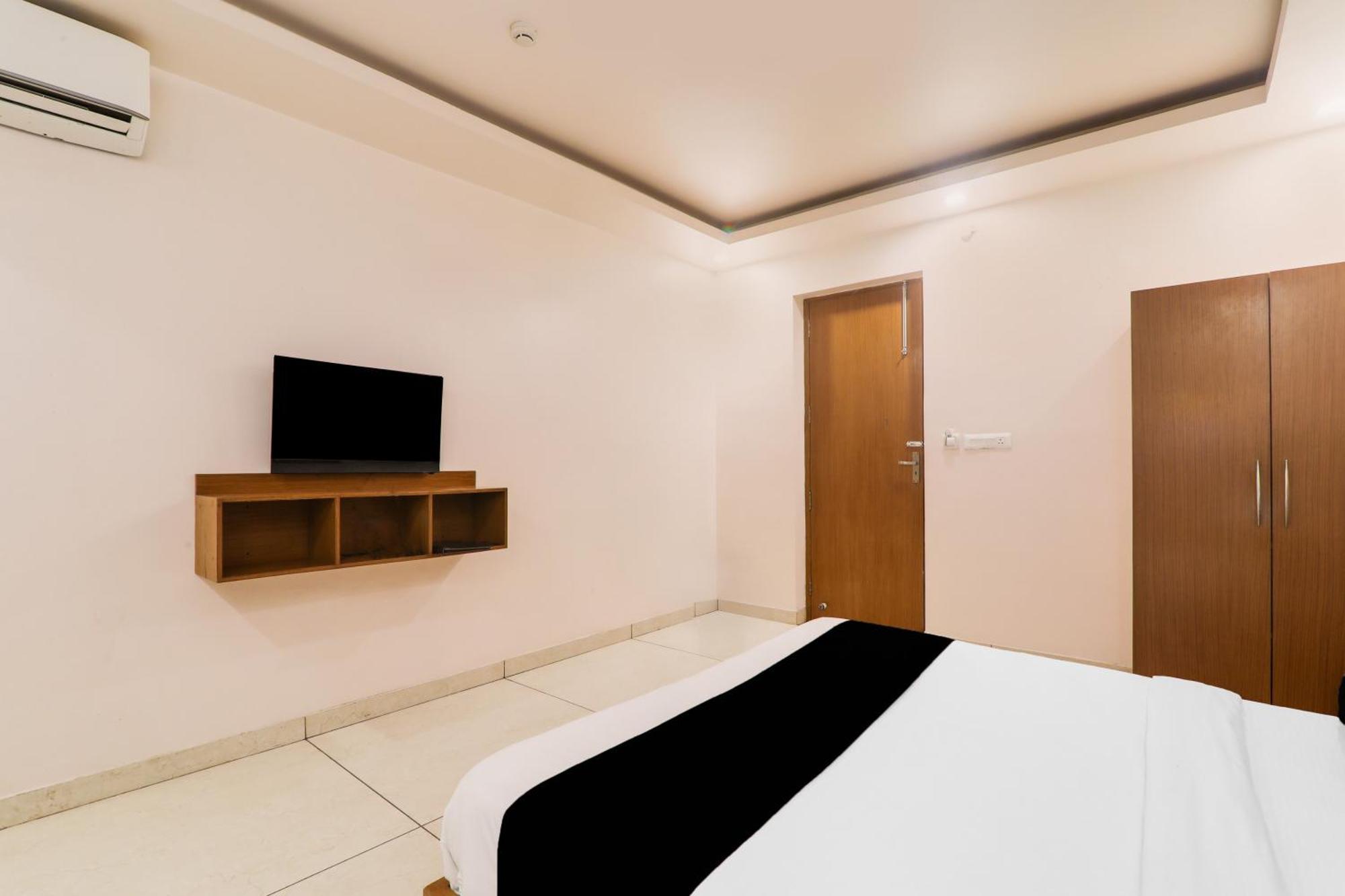 Super Townhouse Viraj Khand Formerly Veridian Inn Chinhat Esterno foto