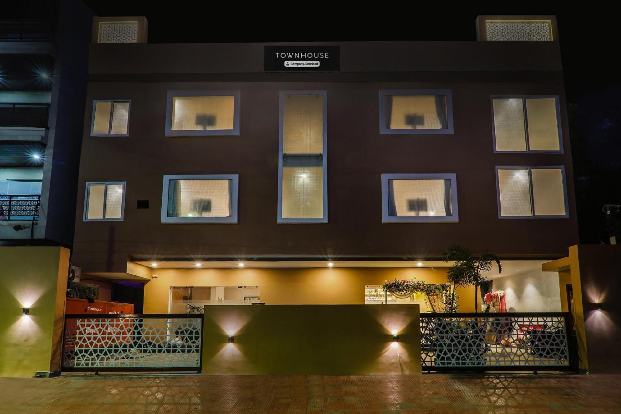 Super Townhouse Viraj Khand Formerly Veridian Inn Chinhat Esterno foto