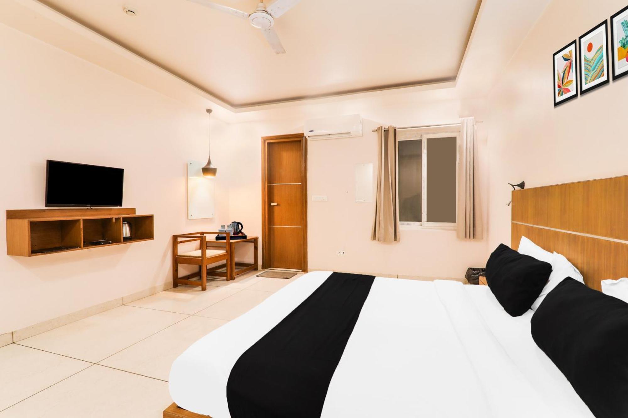 Super Townhouse Viraj Khand Formerly Veridian Inn Chinhat Esterno foto